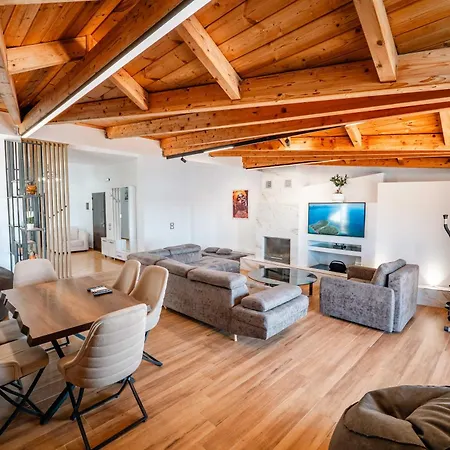 Luxury Penthouse With Jakuzzi Apartment *